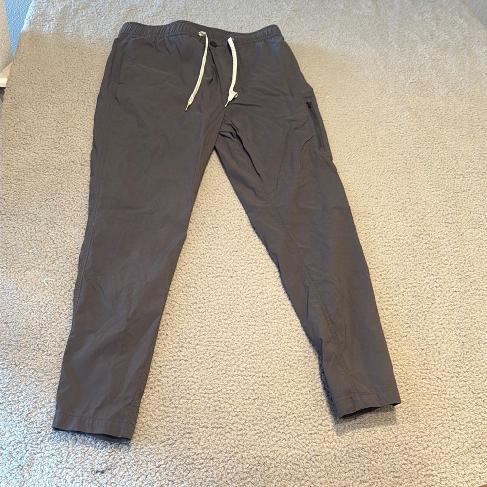 Vuori Ripstop Pant  Men' Pants with Elastic Waistband and Tapered Fit sz L